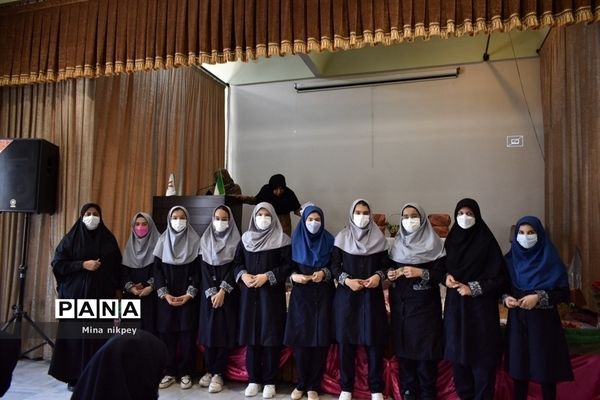 تجلیل از رتبه‌داران دبیرستان حجاب منطقه ۱۳