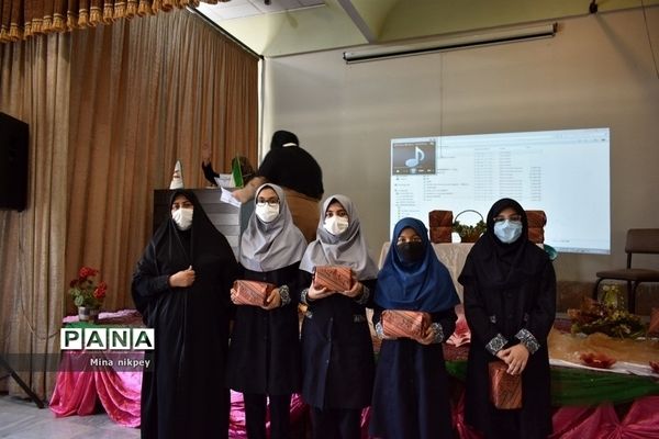 تجلیل از رتبه‌داران دبیرستان حجاب منطقه ۱۳