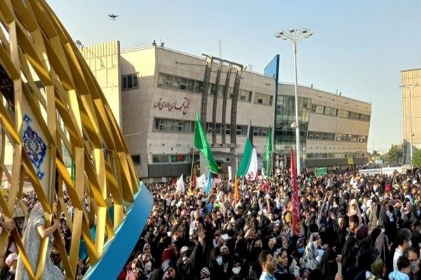 سرود حماسی سلام فرمانده در میدان شهدای مشهد