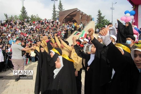 اجرای سرود سلام فرمانده توسط دانش‌آموزان دهه نودی در ساری