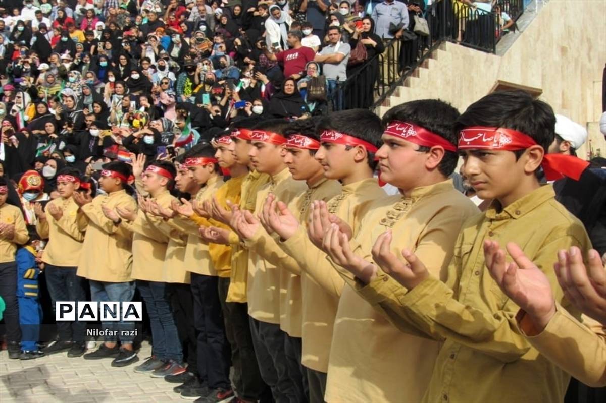 اجرای سرود سلام فرمانده توسط دانش‌آموزان دهه نودی در ساری