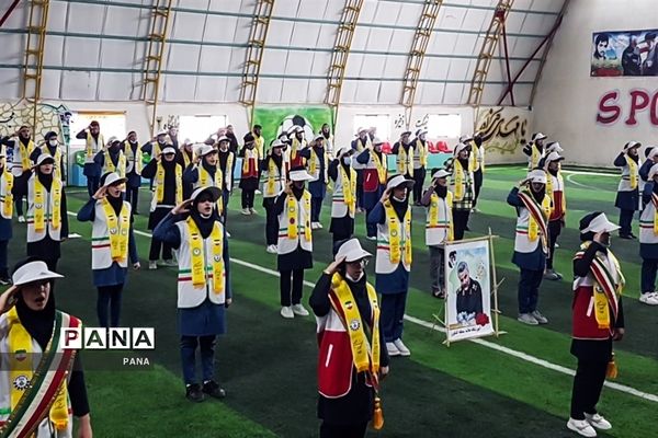 اجرای سرود سلام فرمانده توسط دانش‌آموزان پیشتاز منطقه کشاورز آذربایجان غربی