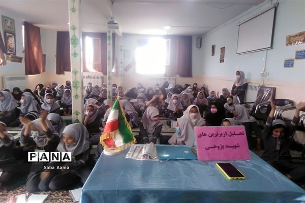مراسم تجلیل از دانش‌آموزان برتر مسابقات قرآنی در مدرسه دخترانه مرتضی