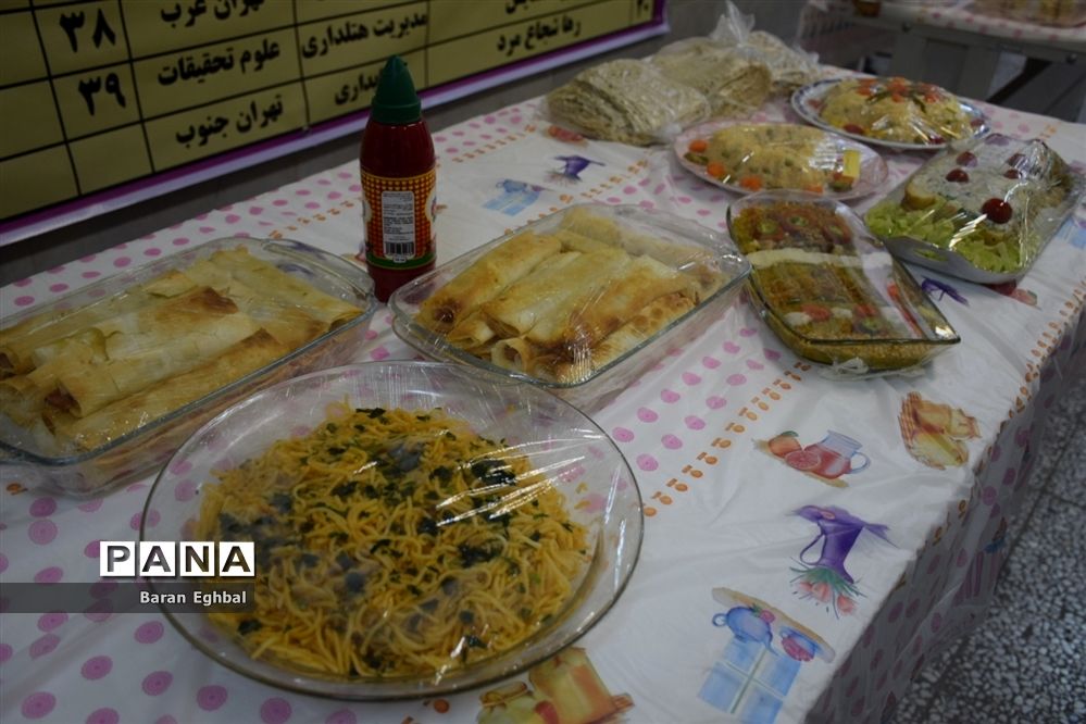 نمایشگاه فرهنگی هنری و جشنواره غذا در دبیرستان شهید آوینی منطقه5