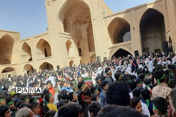 طنین سلام فرمانده در اجتماع بزرگ دهه نودی‌های اردستان