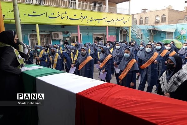 اجرای سرود «سلام فرمانده» در دبیرستان تشکیلاتی پاینده ناحیه یک اهواز