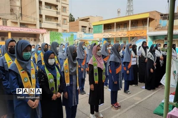 اجرای سرود «سلام فرمانده» در دبیرستان تشکیلاتی پاینده ناحیه یک اهواز