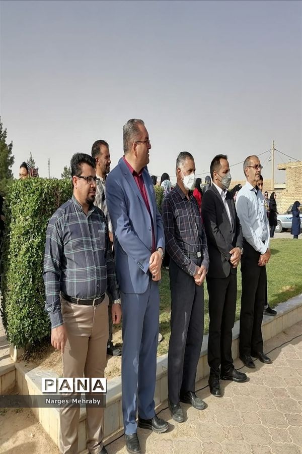 اجرای سرود سلام فرمانده توسط سربازان کوچک شهر سورمق
