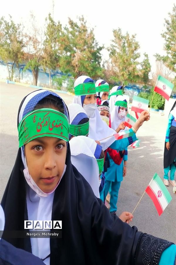 اجرای سرود سلام فرمانده توسط سربازان کوچک شهر سورمق