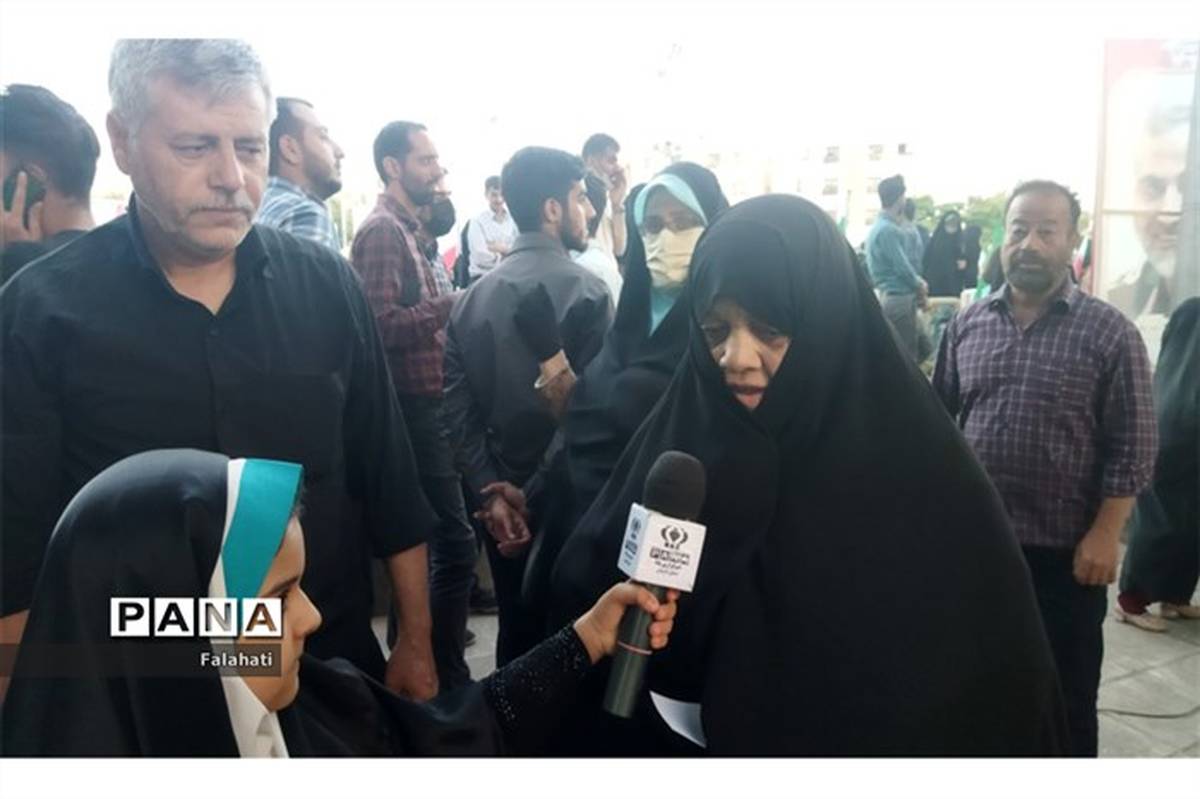 گفتگو با مادر شهید و دانش‌آموزان شرکت‌کننده در مراسم سالگرد سوم خرداد اصفهان