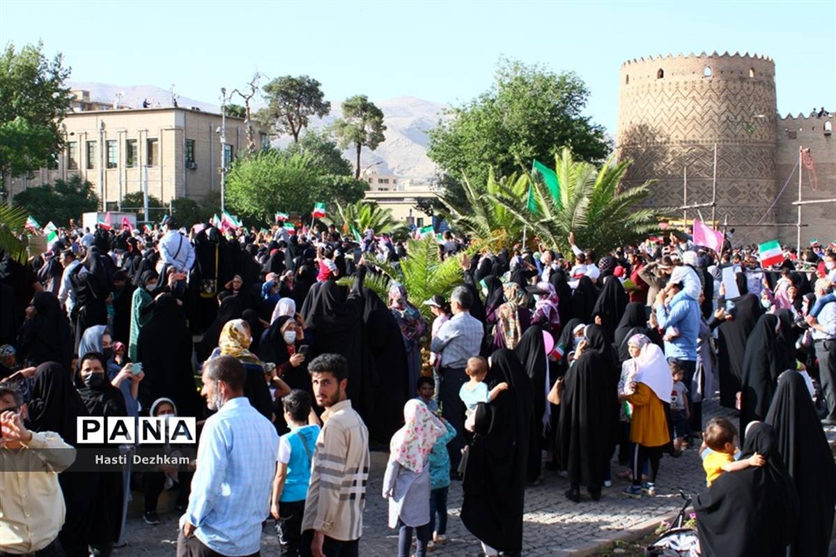 طنین نوای سلام فرمانده در میدان شهدای شیراز