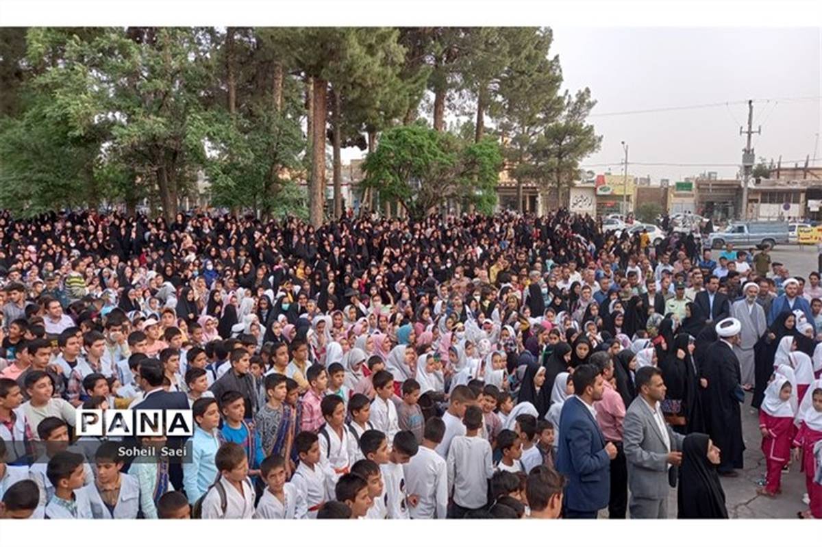 اجرای بیش از ۲ هزار نفری سرود سلام فرمانده در خلیل آباد 