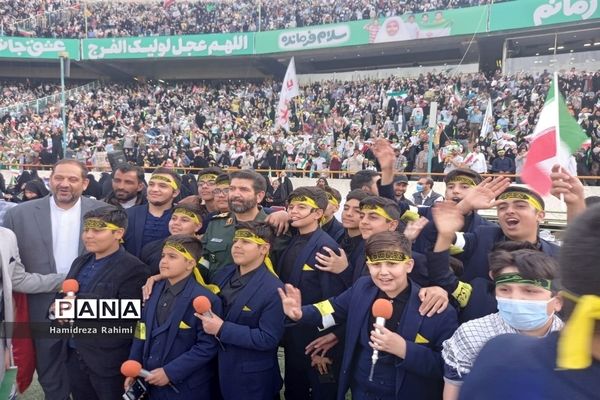 تجلی اقتدار با اجرای سرود سلام فرمانده  توسط سربازان دهه نودی