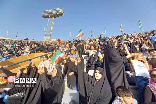 تجلی اقتدار با اجرای سرود سلام فرمانده  توسط سربازان دهه نودی