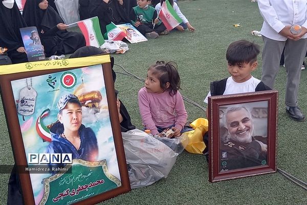 تجلی اقتدار با اجرای سرود سلام فرمانده  توسط سربازان دهه نودی