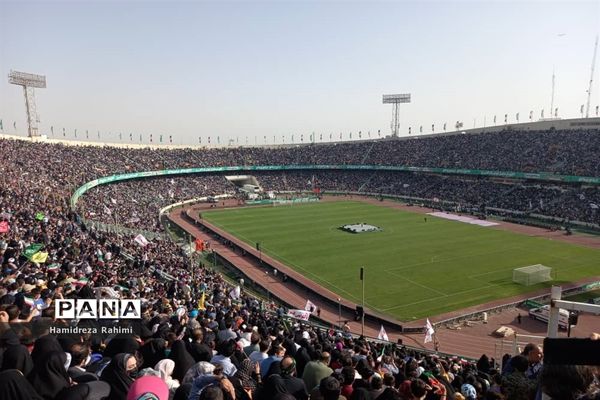 تجلی اقتدار با اجرای سرود سلام فرمانده  توسط سربازان دهه نودی