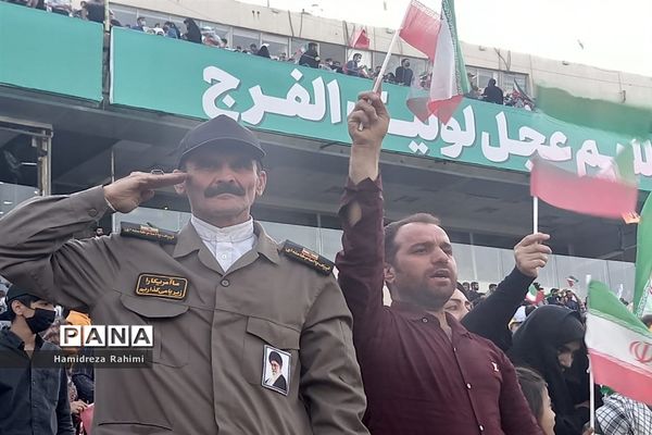 تجلی اقتدار با اجرای سرود سلام فرمانده  توسط سربازان دهه نودی