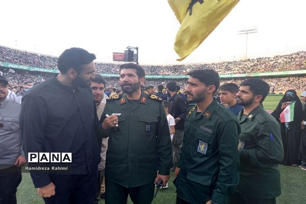 تجلی اقتدار با اجرای سرود سلام فرمانده  توسط سربازان دهه نودی