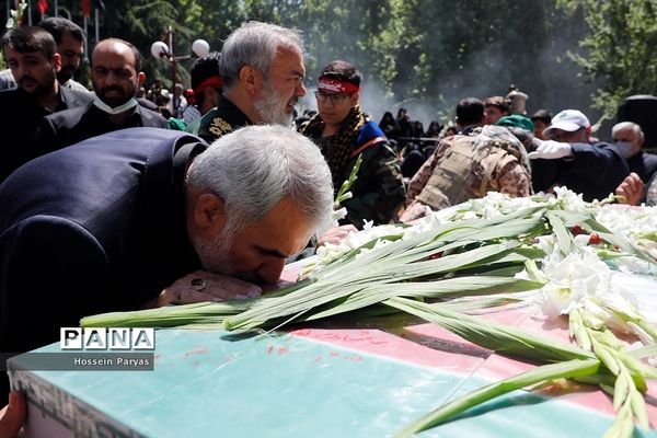 آیین تشییع دو شهید گمنام دانش‌آموز در اردوگاه شهید باهنر تهران