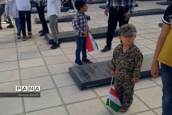 طنین نوای «سلام فرمانده» در گلزار شهدای داراب