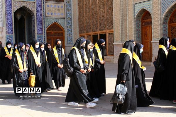 مراسم غبارروبی حرم مطهر حضرت شاهچراغ (ع) توسط دانش‌آموزان پیشتاز سازمان دانش‌آموزی