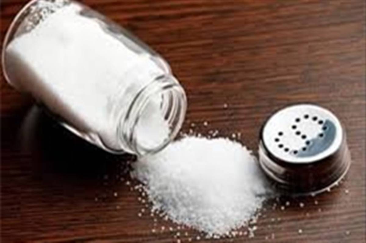 کمبود نمک چه بلایی سر بدن می‌آورد؟