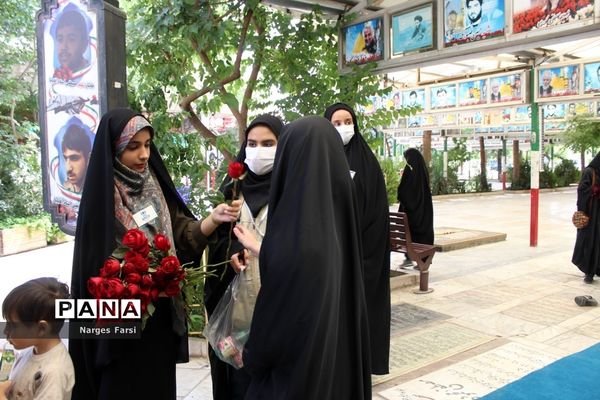 گلباران مزار شهدا با حضور دانش‌آموزان خبرنگار پانا در قم-1