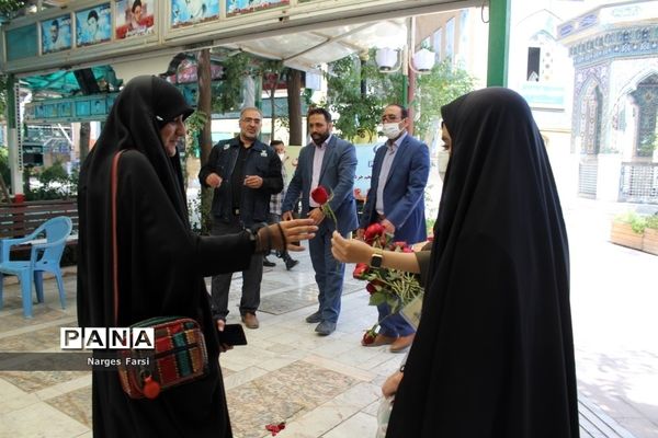 گلباران مزار شهدا با حضور دانش‌آموزان خبرنگار پانا در قم-1