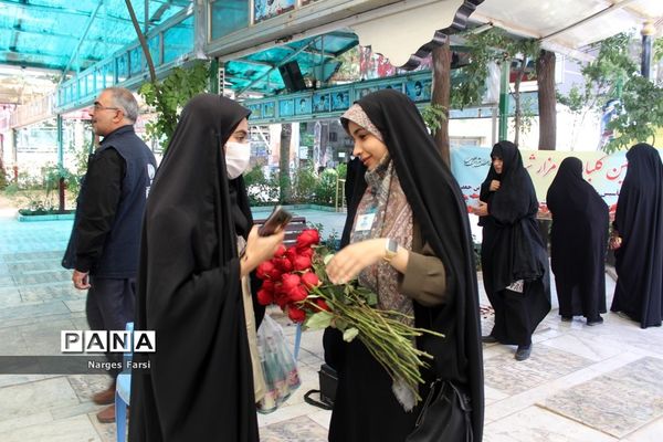 گلباران مزار شهدا با حضور دانش‌آموزان خبرنگار پانا در قم-1