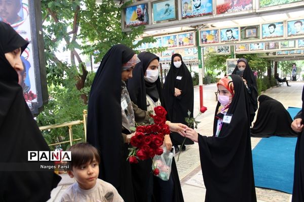 گلباران مزار شهدا با حضور دانش‌آموزان خبرنگار پانا در قم-1