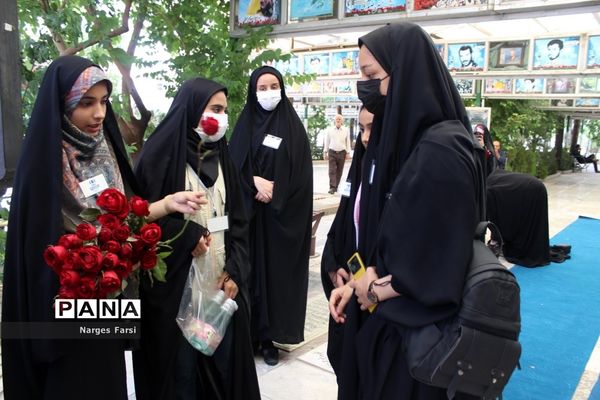 گلباران مزار شهدا با حضور دانش‌آموزان خبرنگار پانا در قم-1