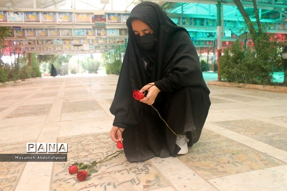 گلباران مزار شهدا با حضور دانش‌آموزان خبرنگار پانا در قم-2