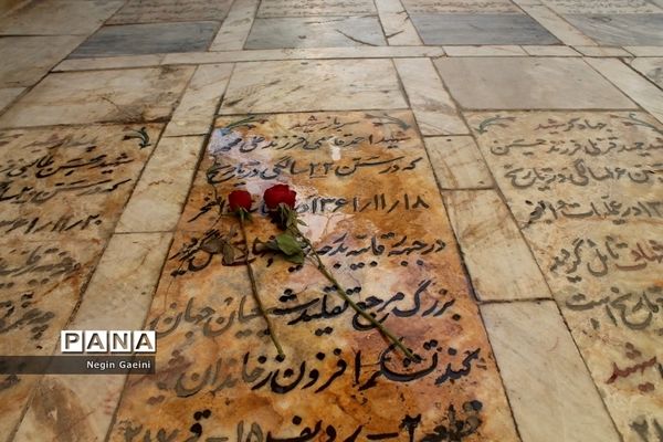 گلباران مزار شهدا با حضور دانش‌آموزان خبرنگار پانا در قم-2