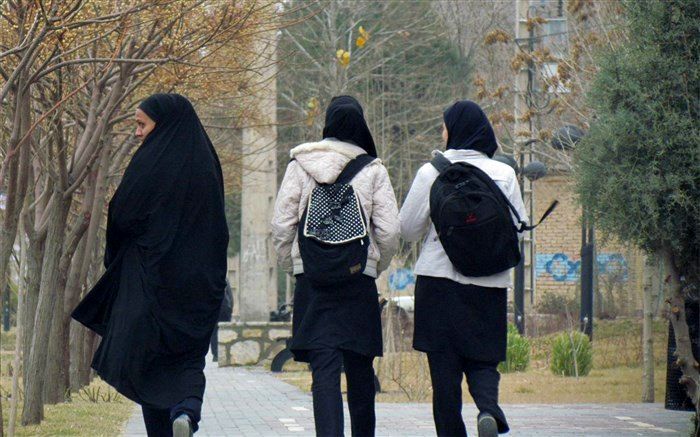 ویژگی‌های جامعه بر تربیت دختران موثر است