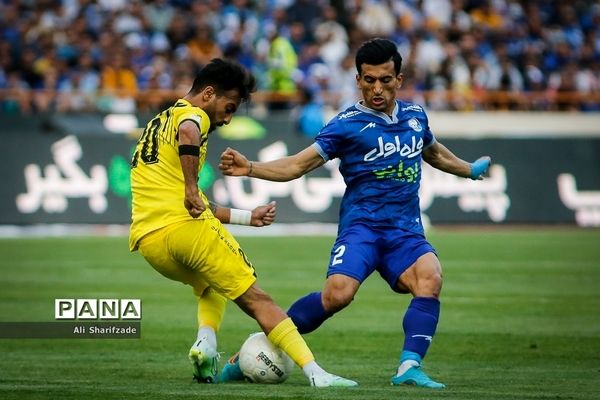 دیدار تیم‌های فوتبال استقلال و نفت مسجدسلیمان