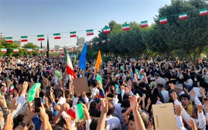 دانش‌آموزان دهه نودی در پارک بهشت فردیس سرود سلام فرمانده را همخوانی کردند