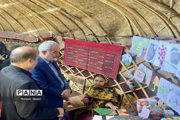 بازدید وزیر آموزش و پرورش و مدیرکل استان گلستان از صنایع دستی دانش‌آموزی