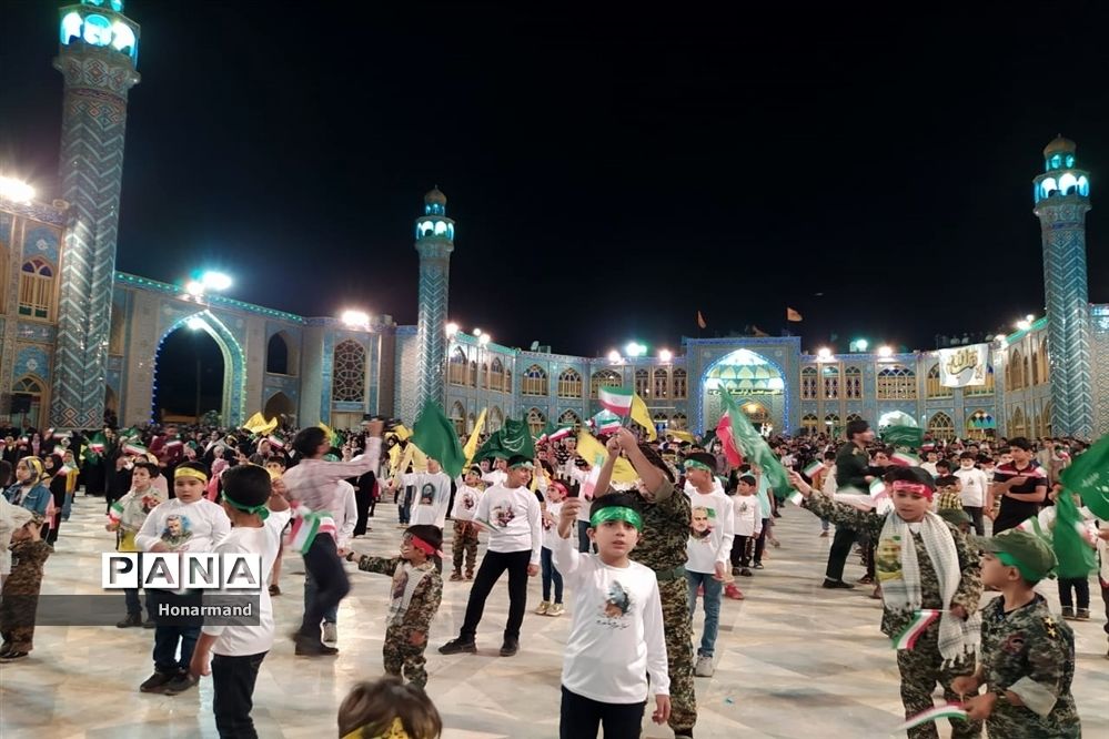اجرای سرود سلام فرمانده توسط دانش‌آموزان دهه نودی در آران و بیدگل