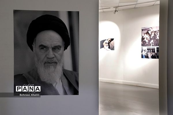 نمایش عکس‌های علی کاوه از امام خمینی(ره) در نمایشگاه «لحظه»