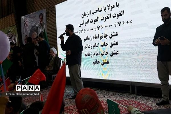 اجرای سرود سلام فرمانده در ورزشگاه ۳٠٠٠ نفری شهرستان قرچک