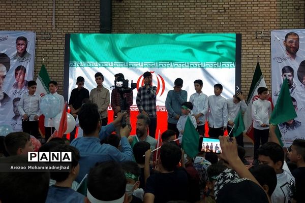 اجرای سرود سلام فرمانده در ورزشگاه ۳٠٠٠ نفری شهرستان قرچک