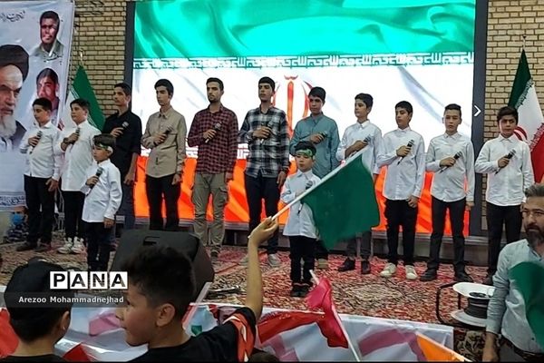 اجرای سرود سلام فرمانده در ورزشگاه ۳٠٠٠ نفری شهرستان قرچک