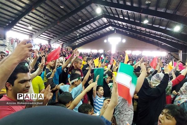 اجرای سرود سلام فرمانده در ورزشگاه ۳٠٠٠ نفری شهرستان قرچک