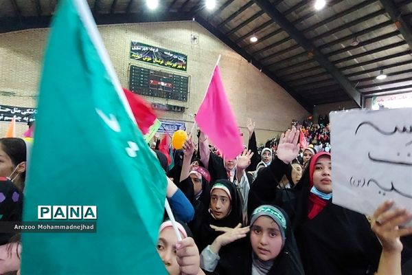 اجرای سرود سلام فرمانده در ورزشگاه ۳٠٠٠ نفری شهرستان قرچک
