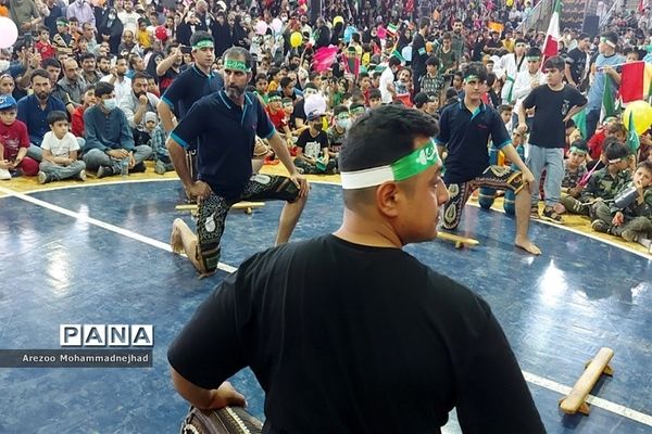 اجرای سرود سلام فرمانده در ورزشگاه ۳٠٠٠ نفری شهرستان قرچک