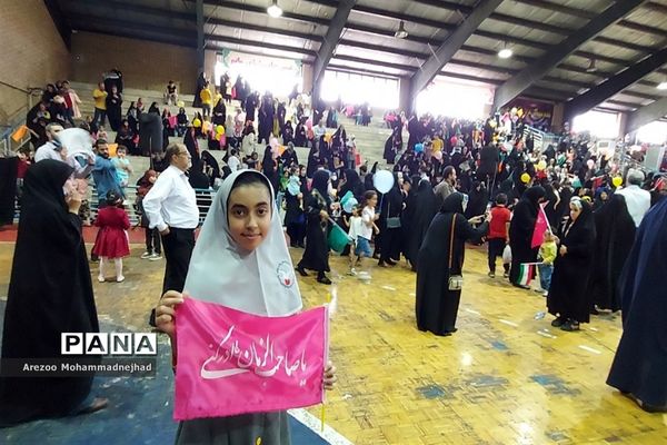 اجرای سرود سلام فرمانده در ورزشگاه ۳٠٠٠ نفری شهرستان قرچک