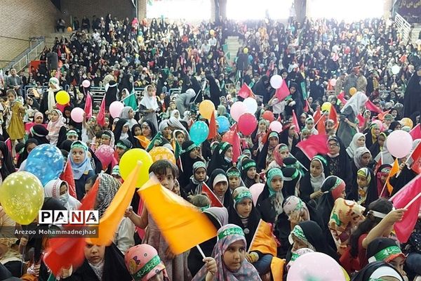 اجرای سرود سلام فرمانده در ورزشگاه ۳٠٠٠ نفری شهرستان قرچک