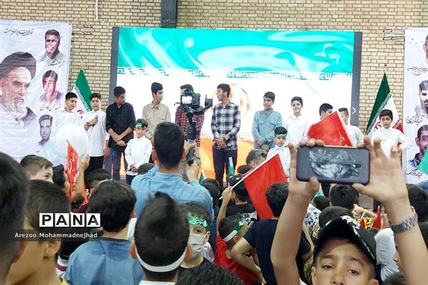 اجرای سرود سلام فرمانده در ورزشگاه ۳٠٠٠ نفری شهرستان قرچک