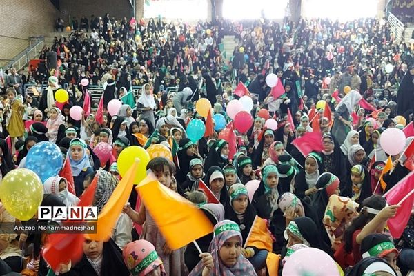 اجرای سرود سلام فرمانده در ورزشگاه ۳٠٠٠ نفری شهرستان قرچک