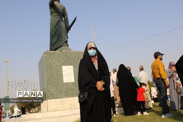 اجرای سرود سلام فرمانده در میدان رئیسعلی دلواری بوشهر-2